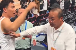 小黄人踢足球