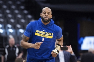 nba詹姆斯运球晃倒