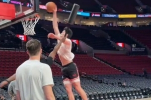 NBA书不离手