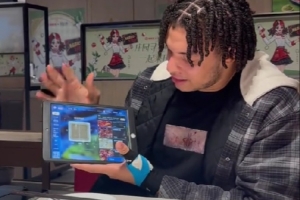穿着日本队球衣出门