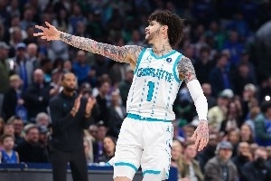 周玲安nba密探短裙