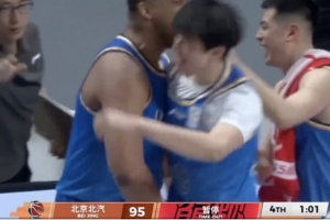 小罗给梅西擦鞋