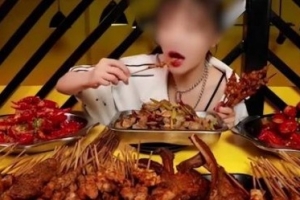 畸形暴食吃播该叫停了!24岁百万粉丝吃播博主离世