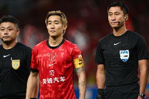 韦世豪停赛能否随队捧杯？蔡慧康有先例，23年停赛后仍与全队捧杯