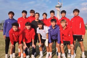 博主：韦世豪今日在家乡带蚌埠青少年球员训练 展示任意球破门