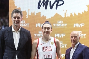 加索尔亲自颁奖！盛赞斯图尔特女篮世界杯MVP：当之无愧