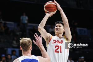 顶5号位抢不过啊！胡金秋8中7贡献14分2篮板