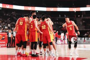 要振作!亚运会半决赛:中国男篮进攻断电 半场30-49落后日本男篮