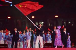亚运开幕式中国代表团入场：胡明轩和吴愉担任旗手，共815人参赛