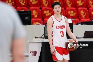 半决赛11分4助1帽!“中国男篮队长胡明轩赛后发声”登顶热搜