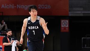 杀红了眼！李贤重5记三分球砍下27分18板 下半场狂轰22分11板