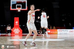穿针引线！张曼曼送10助攻 6中3拿到7分4篮板3抢断