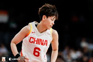 希望无大碍！杨舒予两分球7投全中砍21分4助2断 第三节扭伤脚踝
