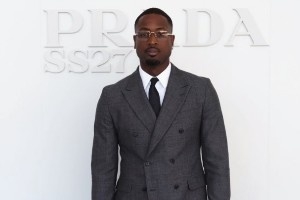 时尚达人！韦德亮相Prada活动 身穿灰色双排扣西装尽显型男风范