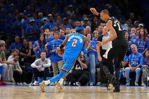 名记：由于投票疲劳SGA不会三连庄MVP 我认为这个奖会归文班！
