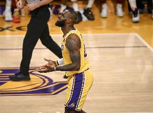 夸梅:NBA包庇老詹走步纯粹是造星 换我这么走早主动把球给对面了
