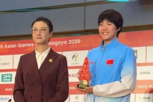 13岁于子迪当选亚运会MVP，前国乒球员丁宁为其颁奖