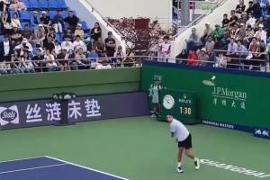 恶劣行为!上海大师赛资格赛阿特马纳将球拍砸向看台,随后退赛