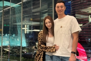 甜蜜暴击!翟晓川的妻子晒合照:九周年啦 爱你