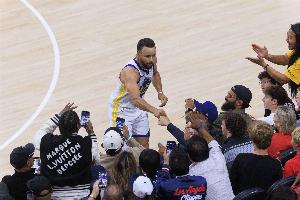 对面开挂！半场湖人三分命中率33.3% 勇士15中10&命中率66.7%