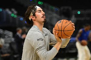融入得不错!哈克斯首节4中3拿到10分1助1断 三分3中2