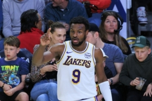 夸梅:布朗尼摆脱了詹姆斯的阴影后是个合格3D 他配得上留在NBA
