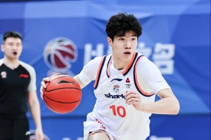 进步明显!偰李永炜16中10砍全队最高26分 三分7中4