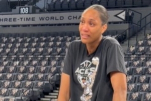 拿下个人第5座MVP!阿贾·威尔逊领取MVP奖杯后泪流满面