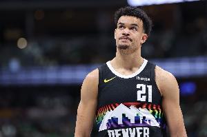 队记：斯潘塞·琼斯加练跑动&运球测试腿后肌群状态 距离复出尚远