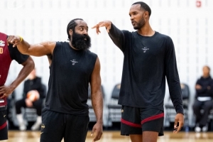 积极备战&保持状态!骑士晒训练照:哈登和莫布里交流