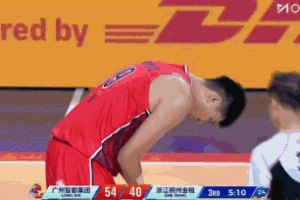 本来就戴护腕！徐昕篮下被对手切到手腕 痛苦被换下场