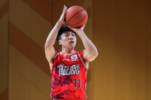 冒充职业球员！刘颜诚半场出战1分34秒未出手无有效数据 4次犯规