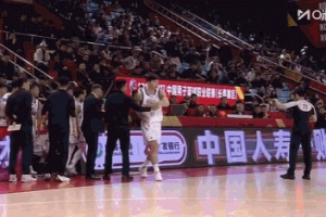 得不偿失啊！暂停时间到四川仍在布置战术 裁判吹技犯