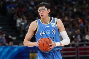 攻防俱佳！周琦半场8中7超高效拿下15分5板2断2帽