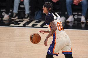 打得时间不长！克拉克森替补8分半4中2拿到4分1板1助