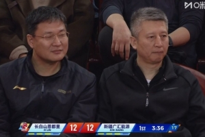 考察谁呢？男篮主帅郭士强现场观战吉林与新疆比赛