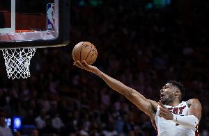 字母哥：空位投不进是输球主因 我们打得没有季前赛那样流畅