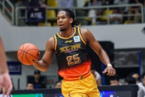 效率极差！卡德雷·格雷17中4&三分7中1拿到13分6板3助1断