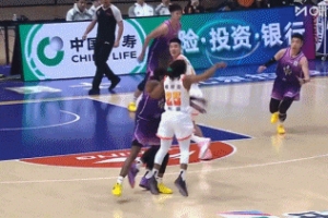 亏！庞峥麟拉拽廖三宁被吹破坏性犯规 北控获得两罚一掷