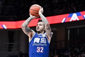 火力全开！约克打满半场12中7轰下22分4板 三分9中6