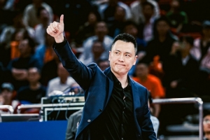 卢伟：常规赛第一阶段我们边打边磨合 让外援尽快地融入我们