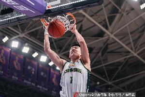 抢篮板很尽力！付豪独揽9篮板&抢5前场板 8中3有6分进账