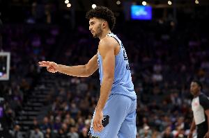 追赶奥尼尔！布泽尔生涯前三场合计48分35板 NBA近34年来首人
