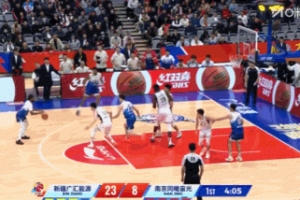 无敌了啊！新疆外援劳森连续砍分 开场7分钟已经轰下20分