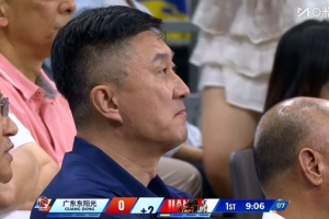 老熟人了！广东前主教练杜锋现场观战广东主场迎战江苏的比赛