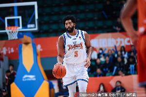 杀疯了！劳森半场12中8高效砍下24分3板3断 首节轰下21分