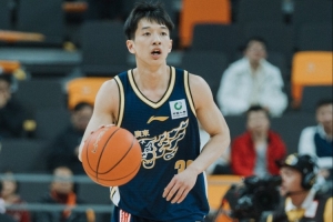 下半场不怎么让上了！杨溢出战11分30秒 5中4&三分2中2拿12分