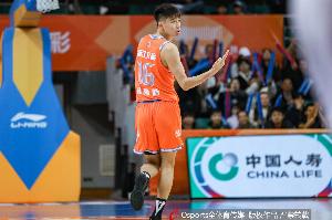 三分和防守在线！杨曦皓9中3得到9分6板 三分4中2&送出3记大帽