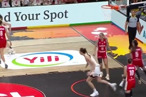 扛起后卫线大旗！杨舒予砍下18分5助&贡献绝平