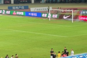 不和谐！河南现场球迷朝场内的成都球员投掷矿泉水瓶